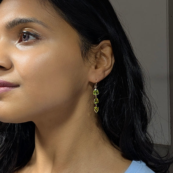 Verdant Trillion – 18K Peridot Drop Earrings