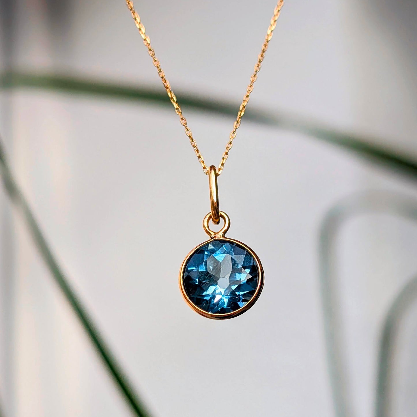Midnight Radiance – 18K London Blue Topaz Pendant