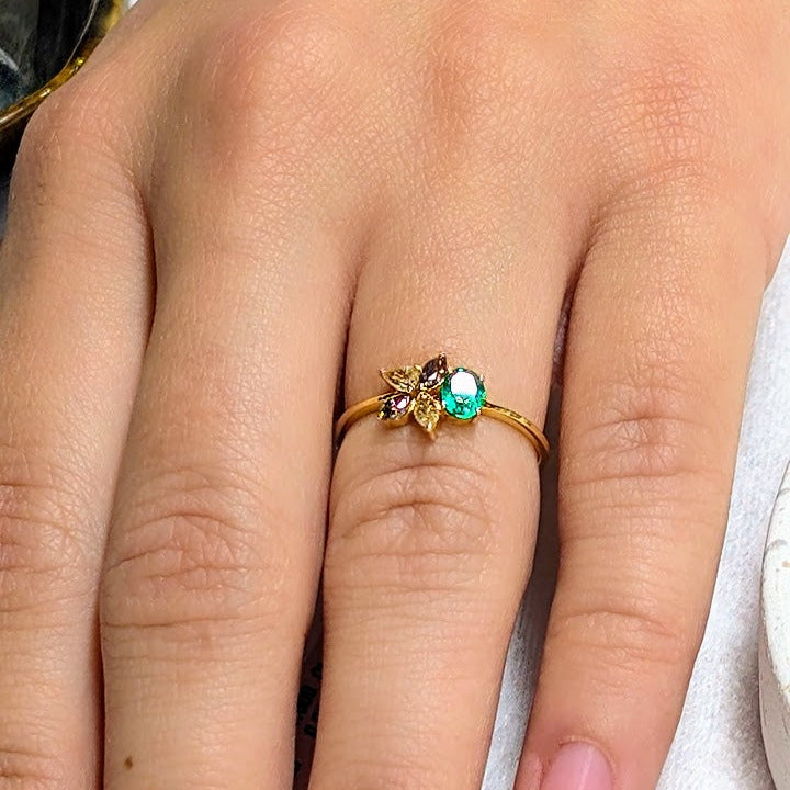 Lueur Émeraude – 18K Emerald & Rainbow Moonstone Ring