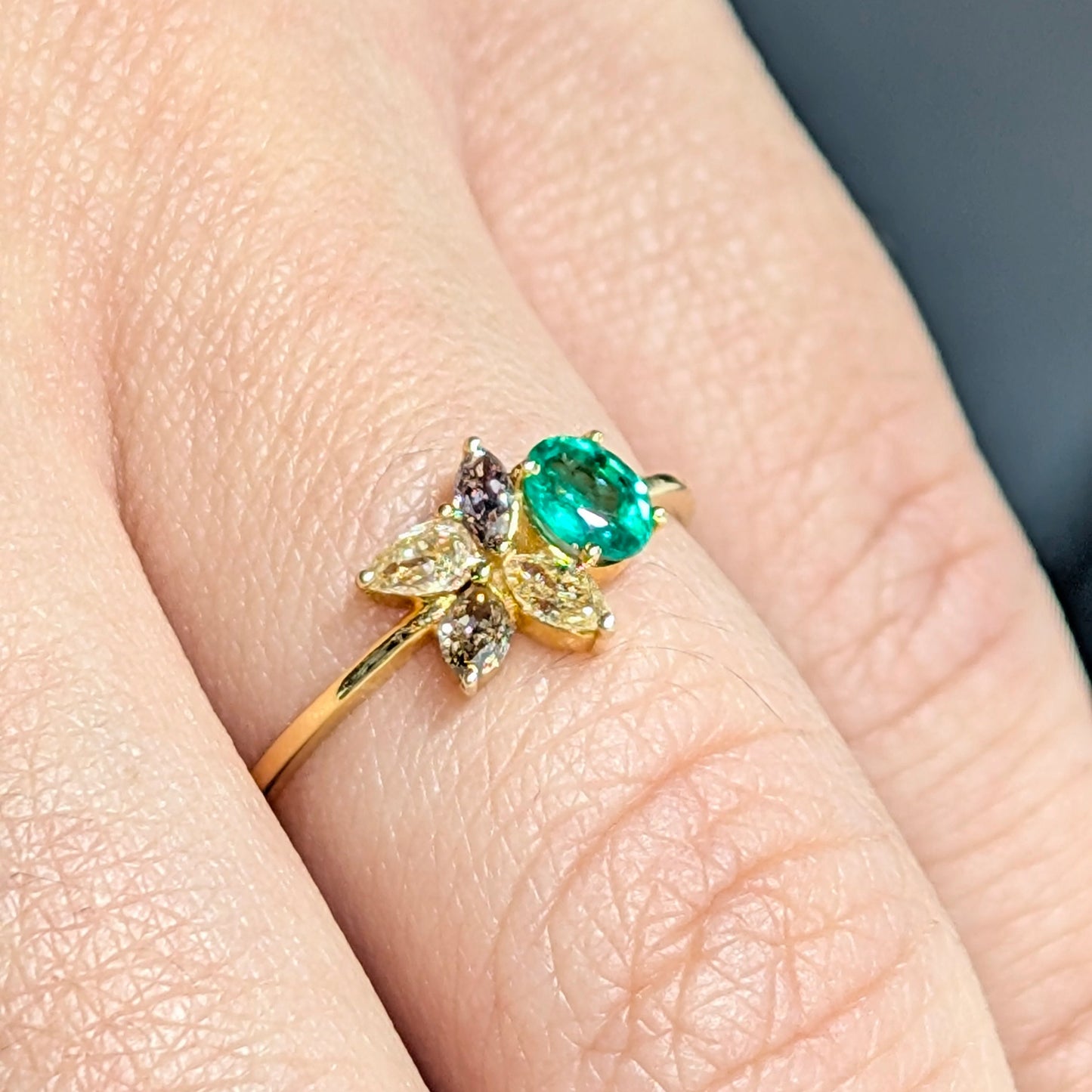 Lueur Émeraude – 18K Emerald & Rainbow Moonstone Ring