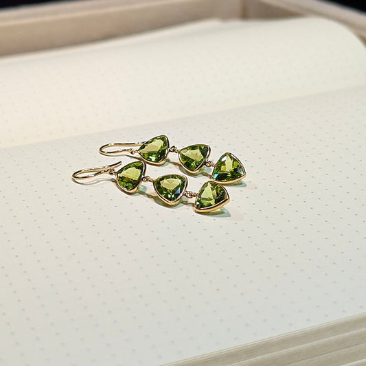 Verdant Trillion – 18K Peridot Drop Earrings