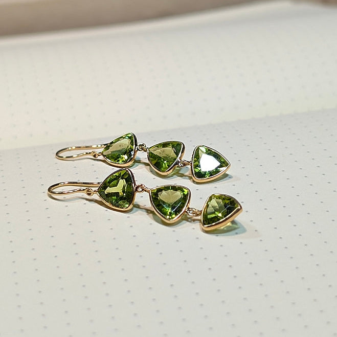 Verdant Trillion – 18K Peridot Drop Earrings