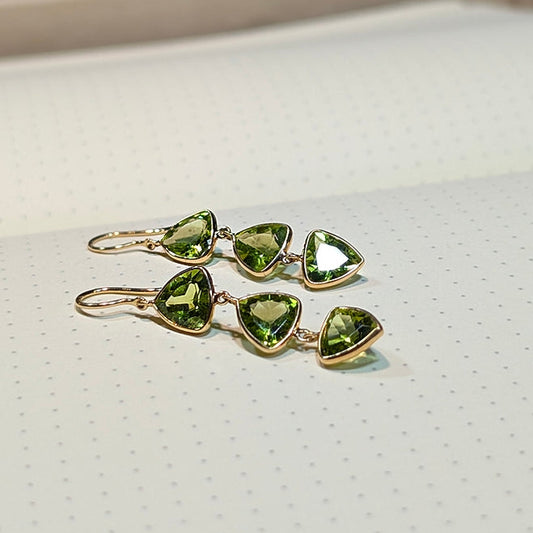 Verdant Trillion – 18K Peridot Drop Earrings