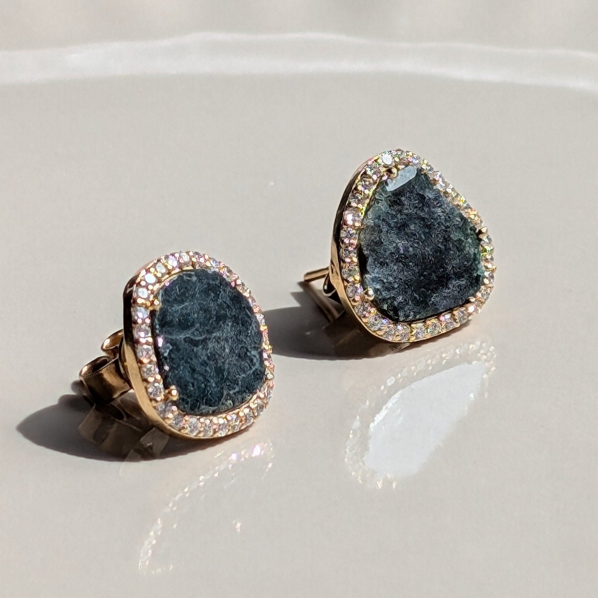 Pair of earrings with black diamonds