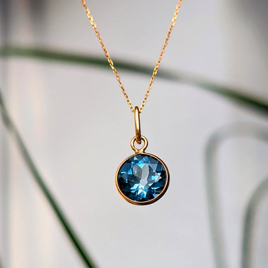 Midnight Radiance – 18K London Blue Topaz Pendant