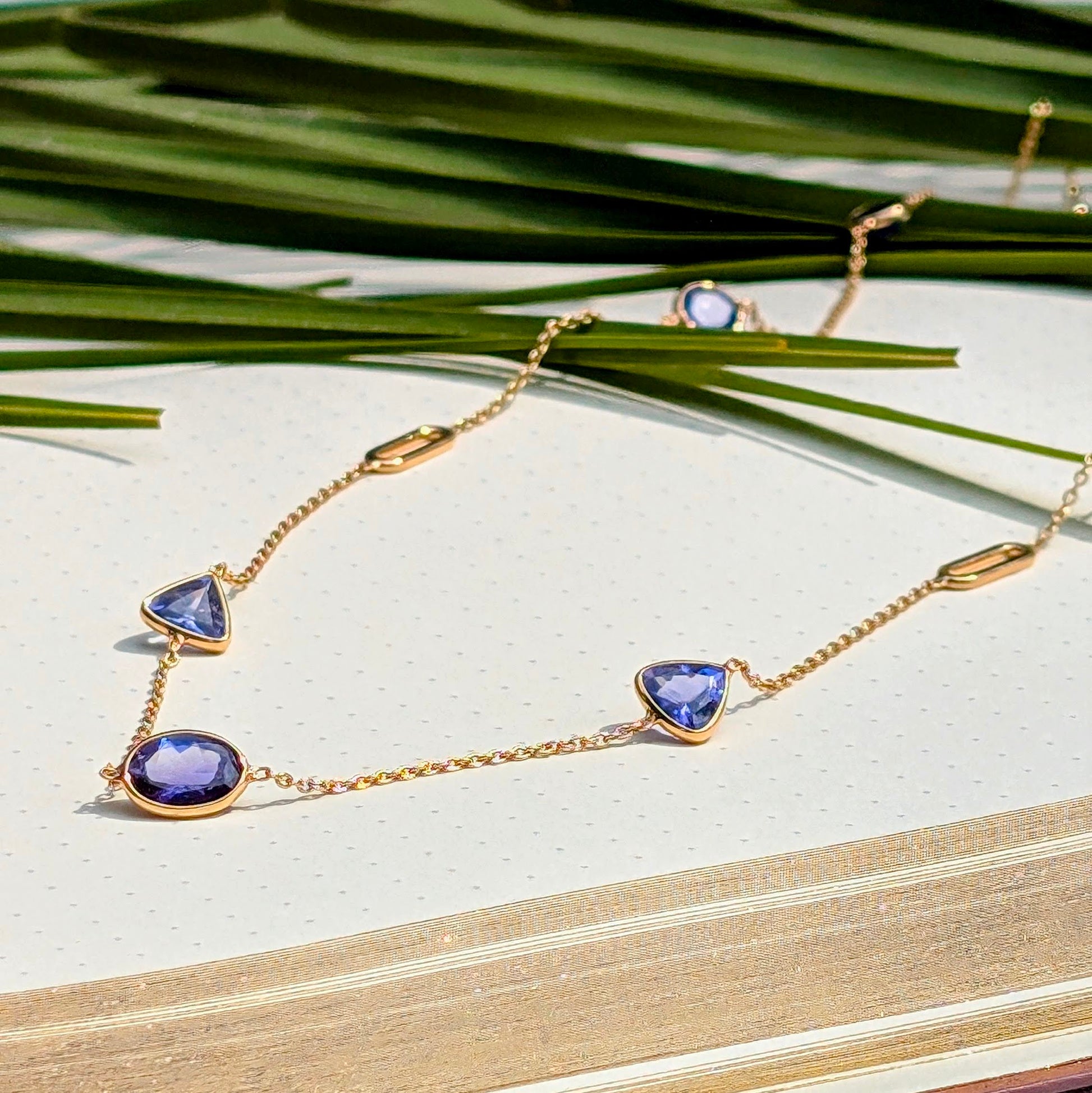 Crafted in solid 18K gold, this necklace celebrates the beauty of tanzanite through a composition of different cuts and shapes.