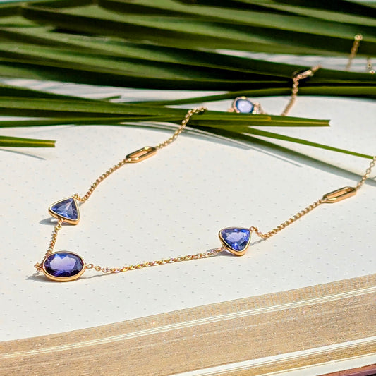 Crafted in solid 18K gold, this necklace celebrates the beauty of tanzanite through a composition of different cuts and shapes.